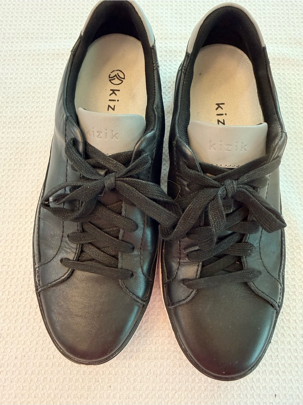 Kizik women’s Black Leather Lace-Up Casual Sneakers